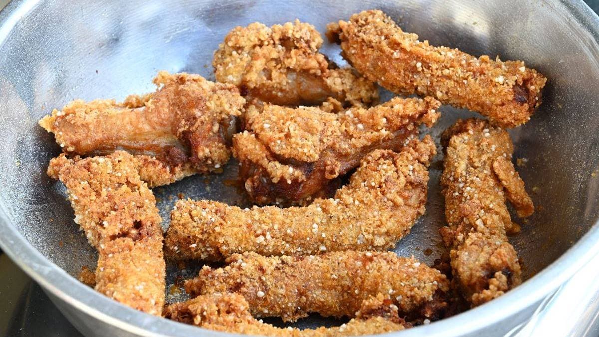 酥炸雞脖子外酥內嫩，令人吮指回味。（圖片來源：糖糖‘s享食生活）
