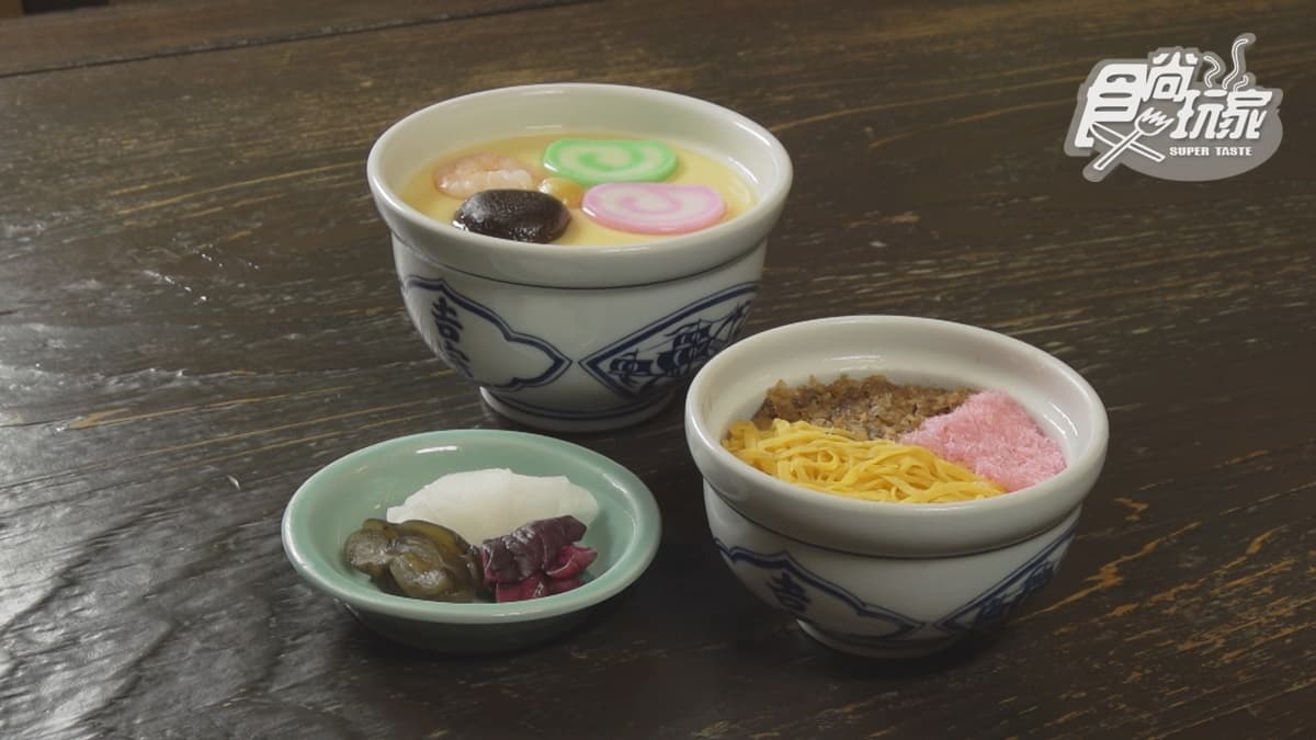 招牌「吉宗茶碗蒸」表面平滑濕潤，吃得到魚板、干貝、香菇等配料，入口即化，滋味軟嫩鮮甜。