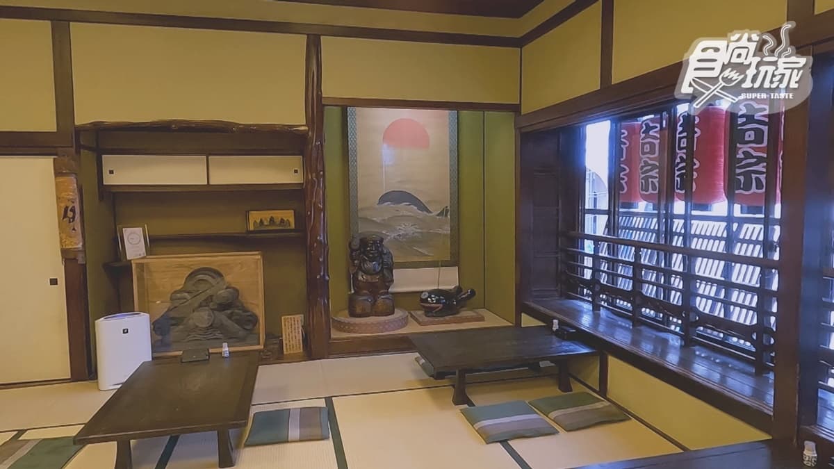 店面位於熱鬧的觀光通商店街內，室內裝潢古色古香。