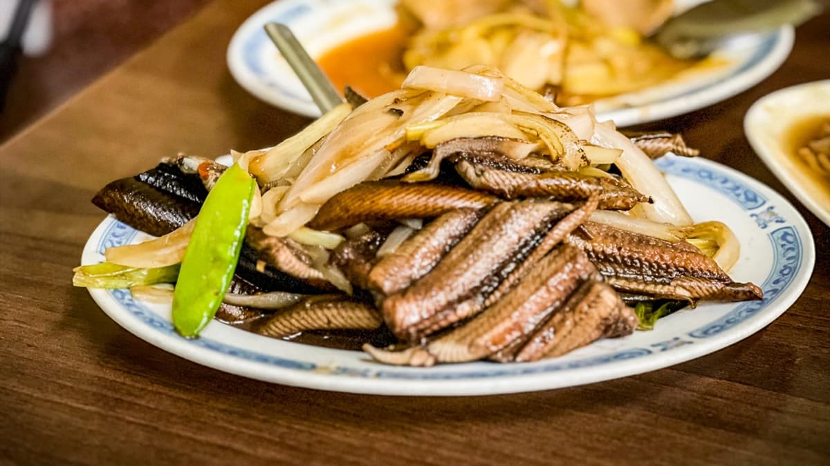 「乾炒鱔魚」口感吃起來很Ｑ脆。（圖片來源：大手牽小手。玩樂趣）
