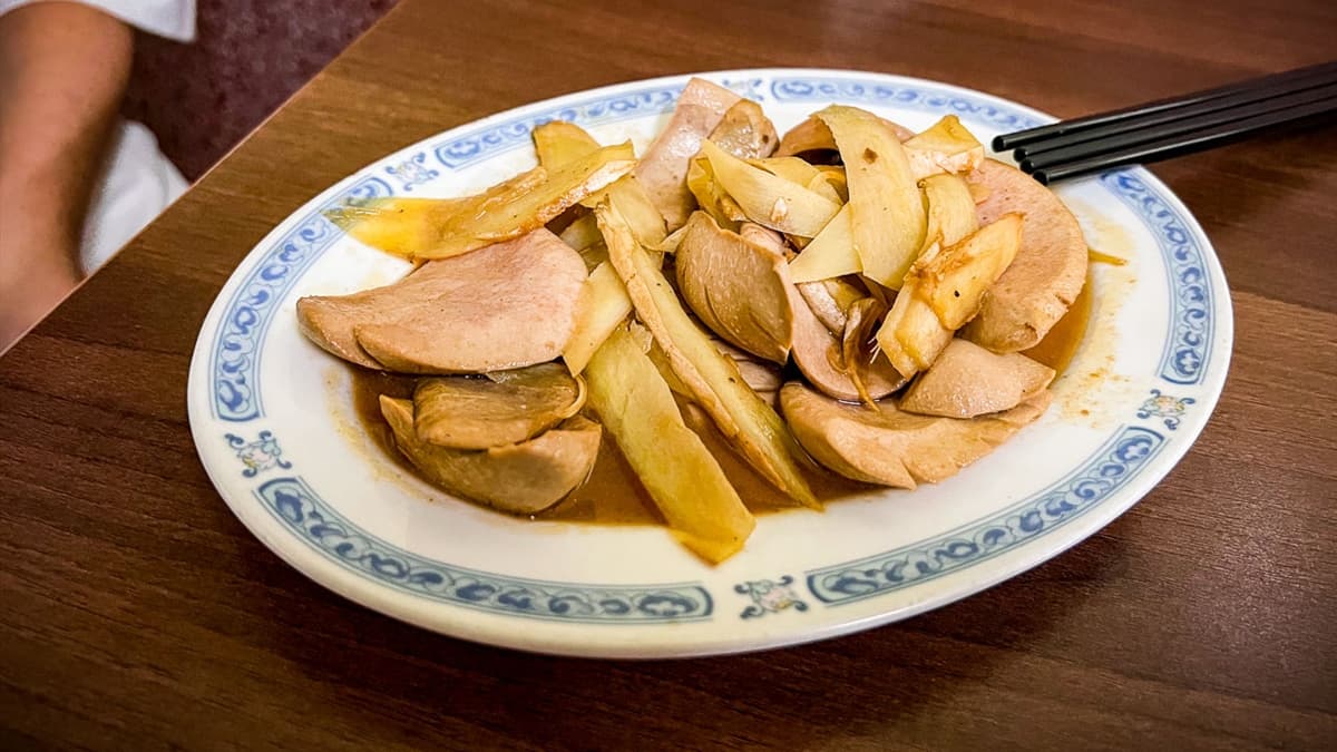 「麻油腰花」肥嫩富有彈性，搭配薑片和濃郁的黑麻油香氣，還滿不錯吃的。（圖片來源：大手牽小手。玩樂趣）