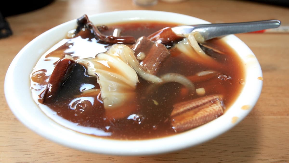 「鱔魚意麵焿」湯頭甜酸度適中，很爽口好喝。（圖片來源：樂天小高の美食之旅）