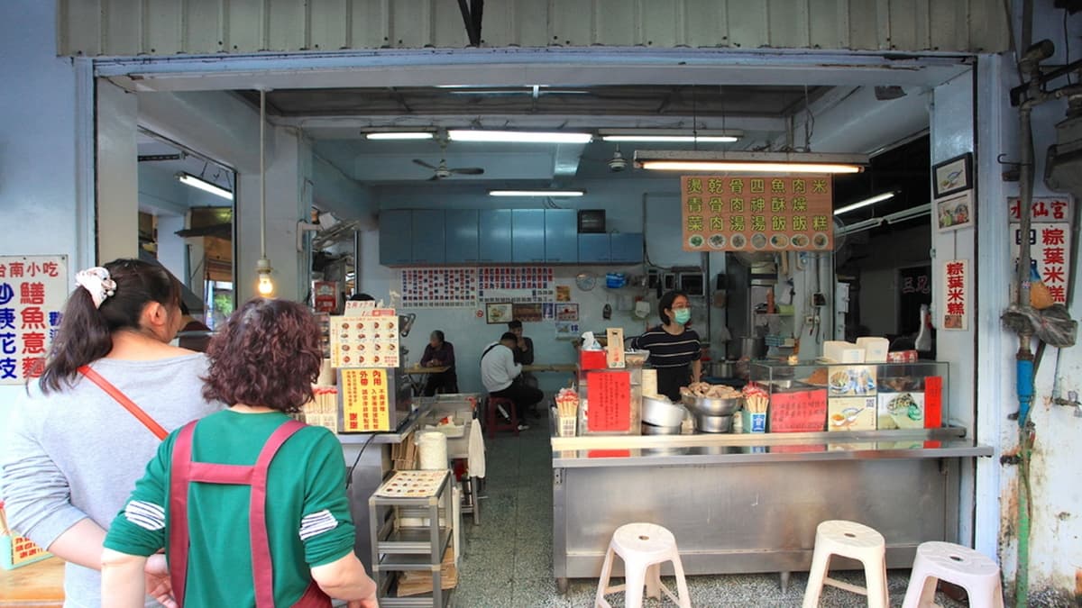店家位在民權路與國華街交叉口，三角窗位置很顯眼。（圖片來源：樂天小高の美食之旅）