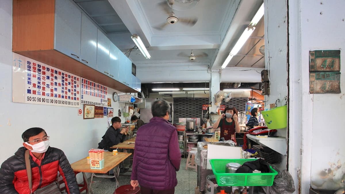 室內與騎樓皆有放置桌椅供內用。（圖片來源：樂天小高の美食之旅）