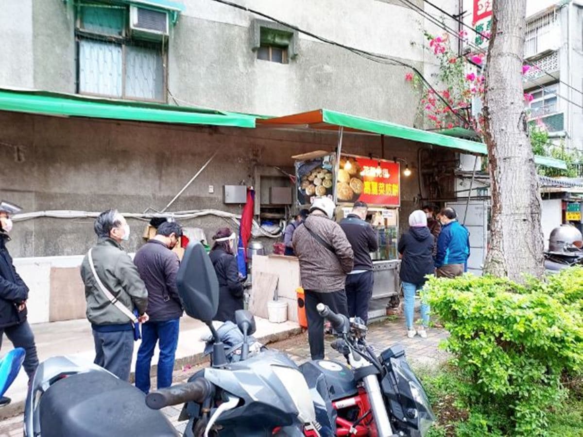 花蓮名攤登陸板橋！巨大「黃金高麗菜煎餅」內行１次掃10個，雨天排隊也要嗑