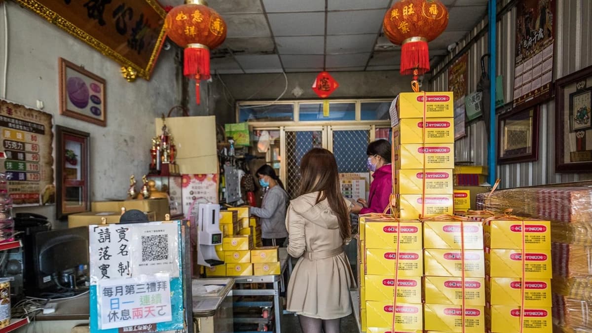店裡堆了許多蛋糕，通通都是打電話來訂的，有人一訂就是20～30顆。（圖片來源：大手牽小手。玩樂趣）