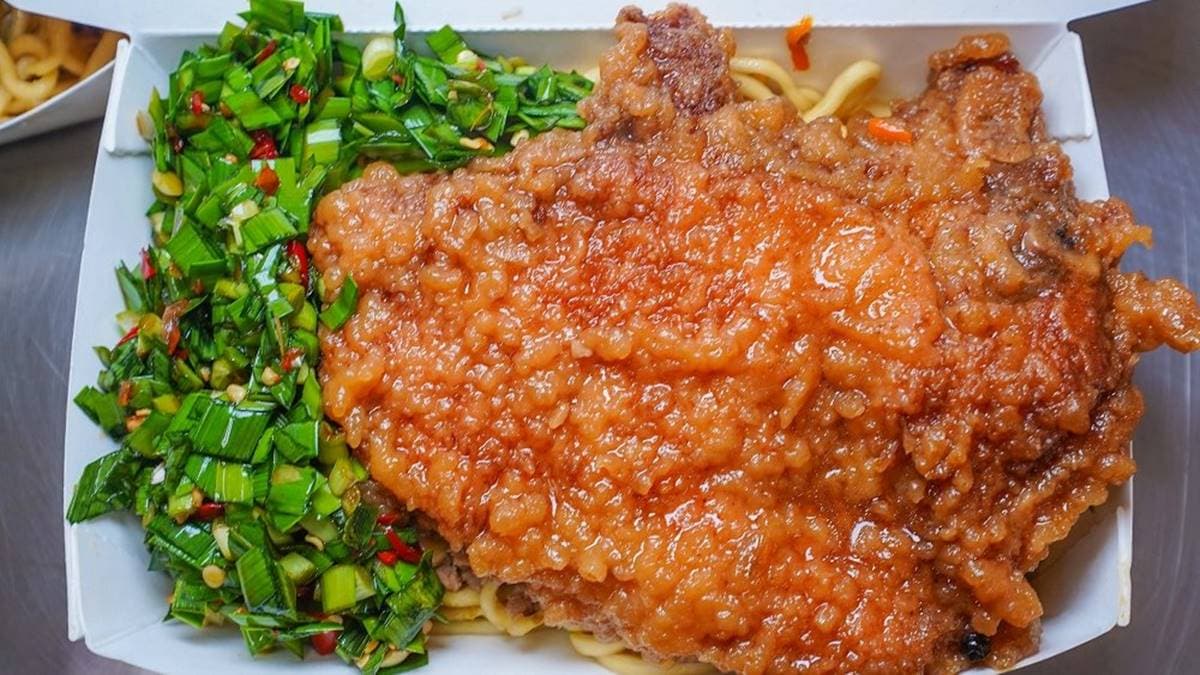 先滷後炸的排骨超級大塊，口感軟嫩、好吃入味，不會有粉太厚的問題。（圖片來源：剎有其食）