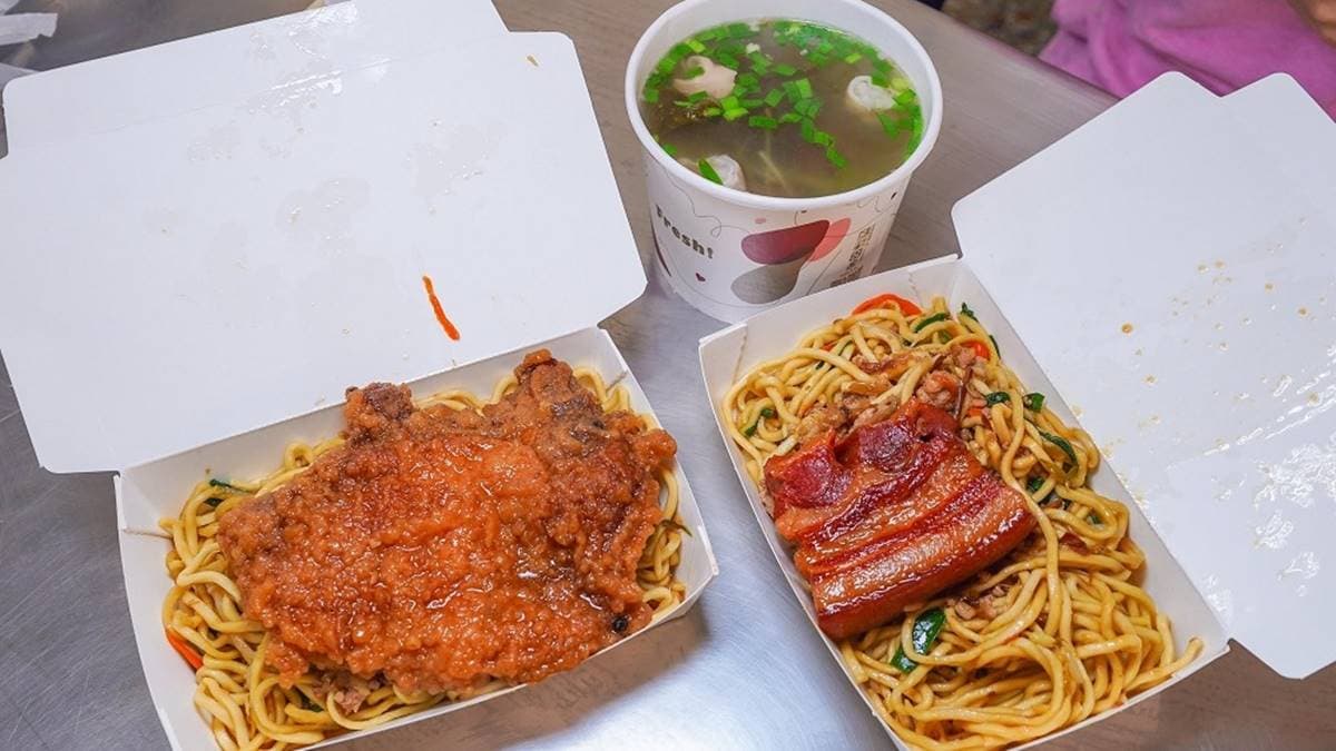 底下的炒麵有紅蘿蔔、肉燥等，醬汁給得比較多，吃起來是比較濕潤的感覺。（圖片來源：剎有其食）