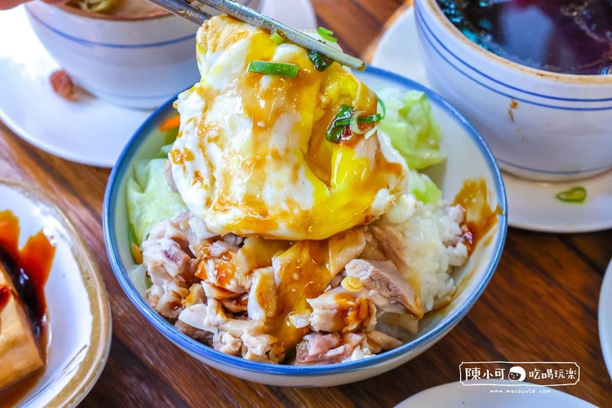 半熟蛋瀑布太犯規！板橋市場「排隊雞肉飯」號稱台北前三強，鋪滿油蔥超銷魂