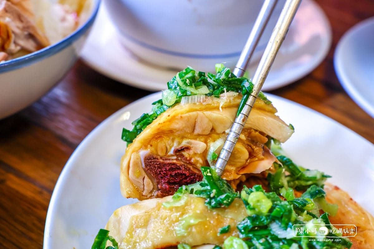 半熟蛋瀑布太犯規！板橋市場「排隊雞肉飯」號稱台北前三強，鋪滿油蔥超銷魂