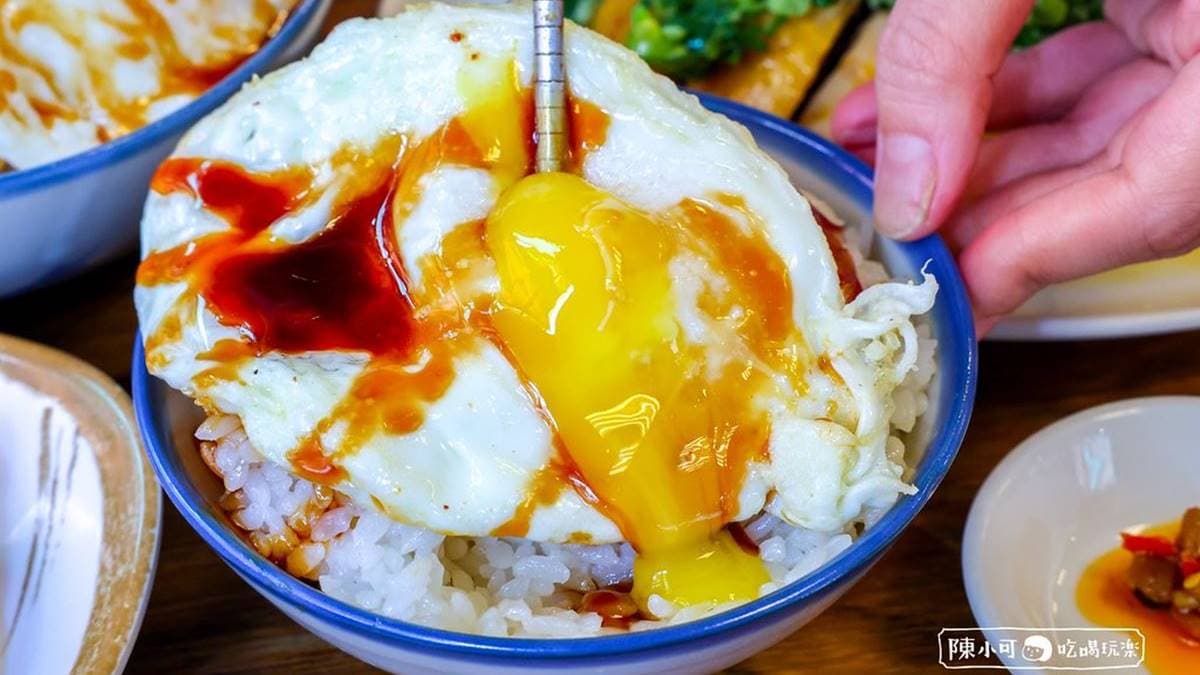 雞油飯米飯粒粒Ｑ彈好吃，淡淡鹹香的雞油搭配醬油就很夠味。（圖片來源：陳小可的吃喝玩樂）