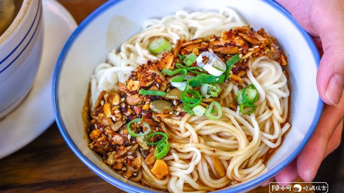 「十三香果仁椒麻乾拌麵」麵條細緻又Ｑ，香辣帶勁。（圖片來源：陳小可的吃喝玩樂）
