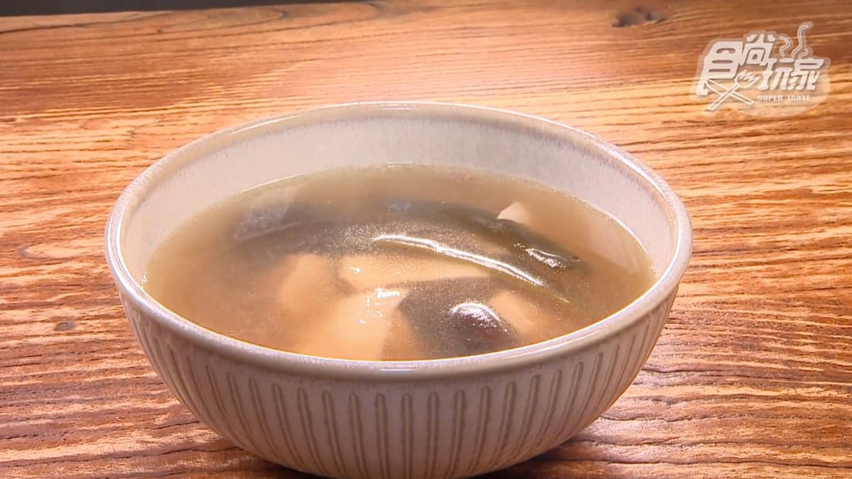 「剝皮辣椒雞湯」肉質軟嫩、入口即化。