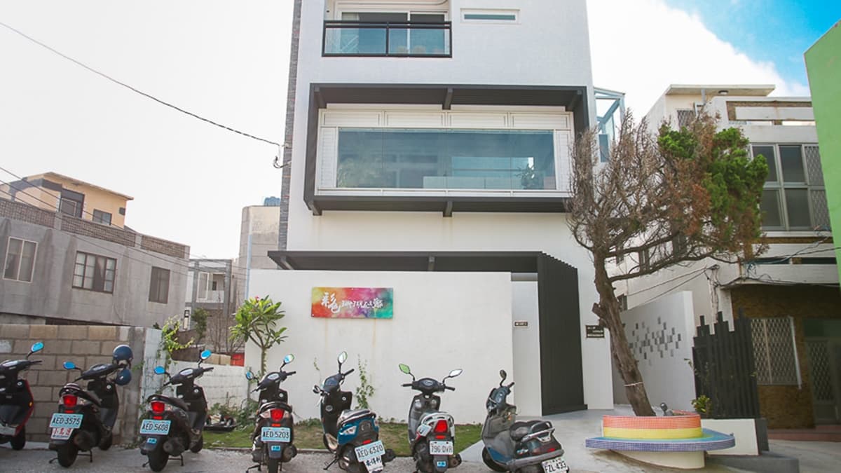 「彩色珊瑚礁民宿」位在馬公市，距離熱鬧的市區車程不用10分鐘。（圖片來源：花露露 の花花世界）
