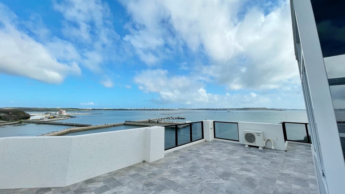 頂樓外頭還有陽台可以看海景，吹吹澎湖的海風，真的是愜意到不行！（圖片來源：阿華田的美食日記）
