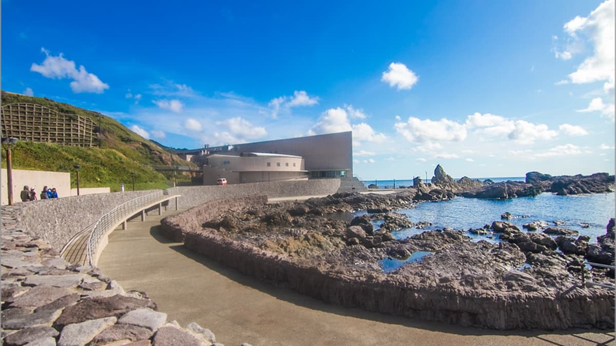 「男鹿水族館GAO」位於男鹿半島西部，臨日本海的海岸線上。（圖片來源：13'S幸福食光）