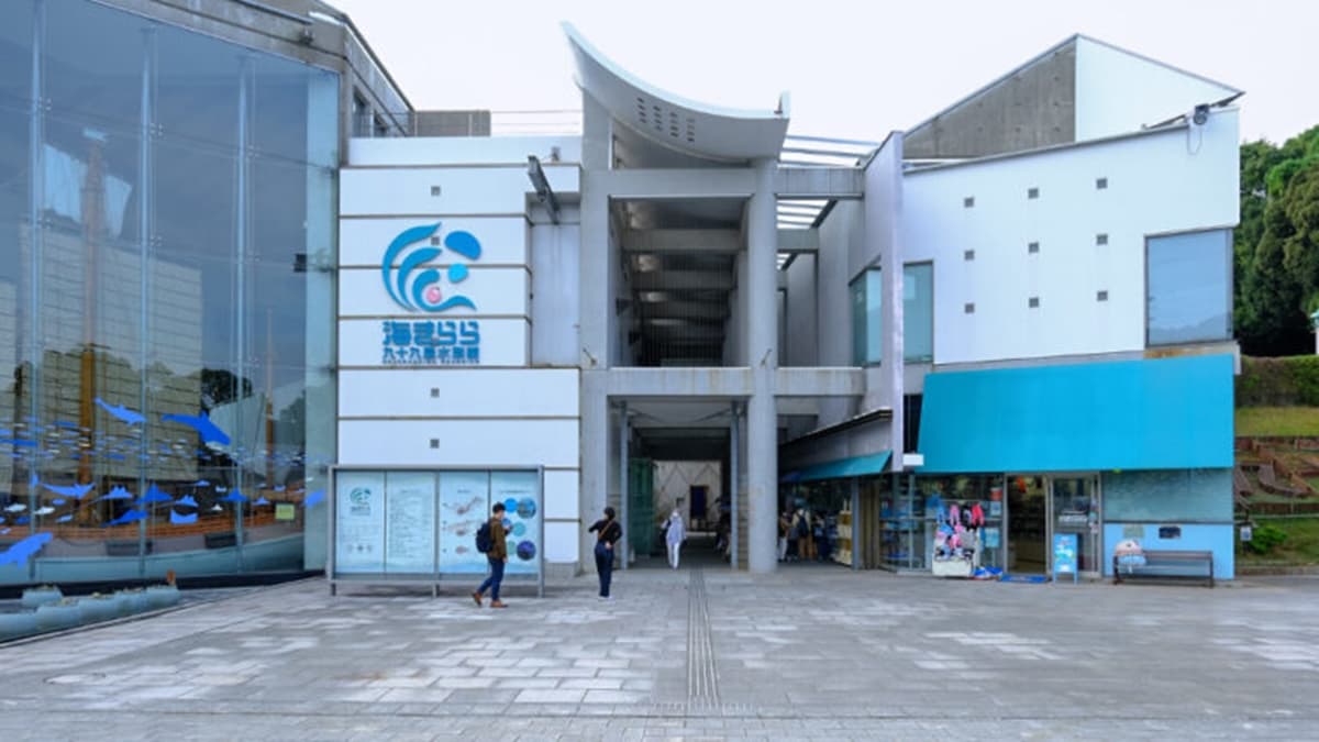 「九十九島水族館」位於長崎縣佐世保市，可搭乘JR前往。（圖片來源：卡蘿旅遊生活札記）