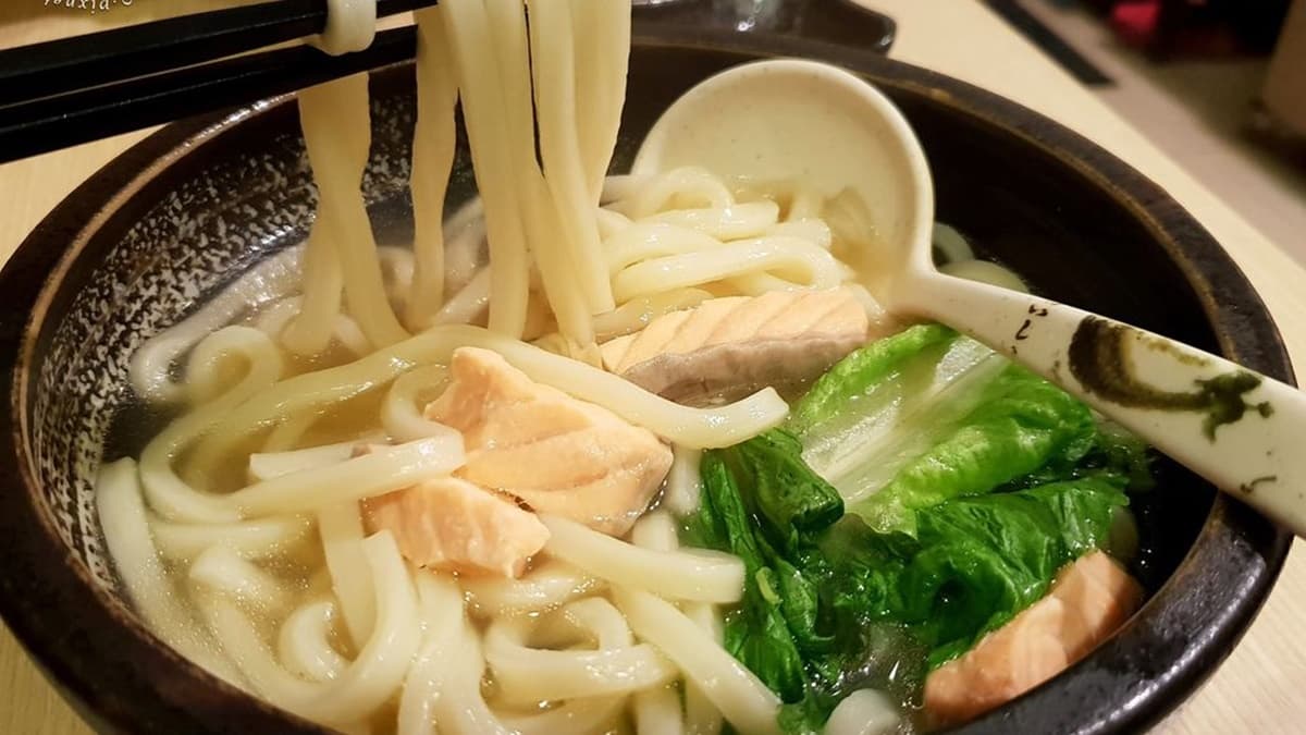 烏龍湯麵還加上幾片鮭魚肚，湯頭鮮甜清爽，烏龍麵Q彈好吃。（圖片來源：米寶麻幸福滿載）