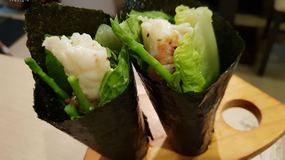 蘆筍蝦手捲用料比其他店家要來得多，還添加美生菜增添口感。（圖片來源：米寶麻幸福滿載）