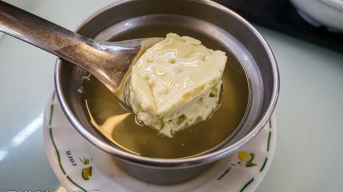 龍骨髓湯從豬脊椎骨抽出的骨髓加上蒸蛋，加上大骨湯底，整體有藥膳的清新風味。（圖片來源：螞蟻幫的櫥櫃）