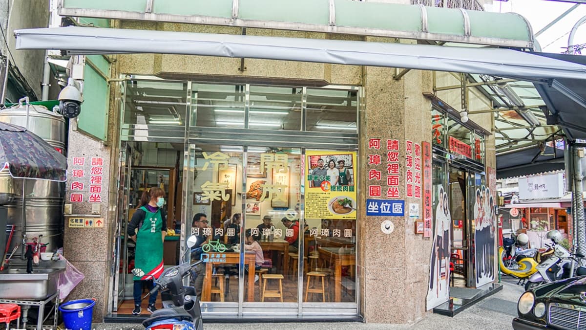 這處是阿璋肉圓比較大的內用區，店裡位置多才能消化假日大排長龍的遊客。（圖片來源：螞蟻幫的櫥櫃）