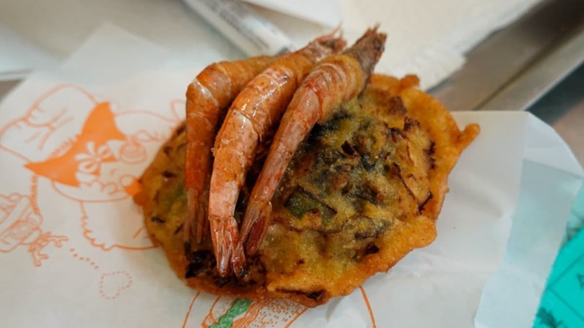 炸粿上面擺上超大的３隻鮮蝦，看起來很厲害。（圖片來源：TISS玩味食尚）