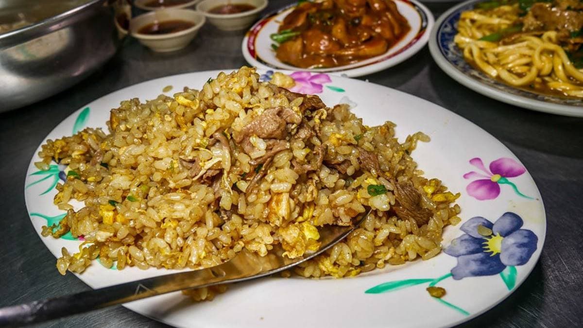 「咖哩牛肉炒飯」帶著鑊氣，粒粒分明，非常好吃。（圖片來源：鄉民食堂）