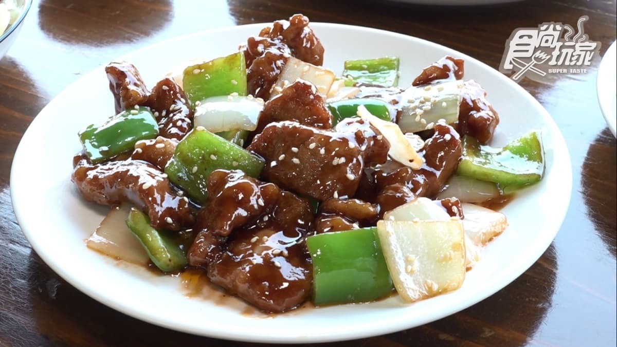 店裡的熱炒菜色很豐富。