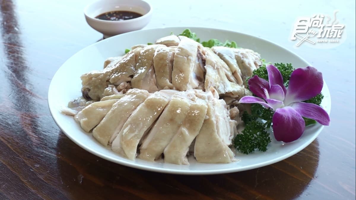 「白斬雞」光看這外皮的油花就覺得很美味，肉肥又鮮嫩。