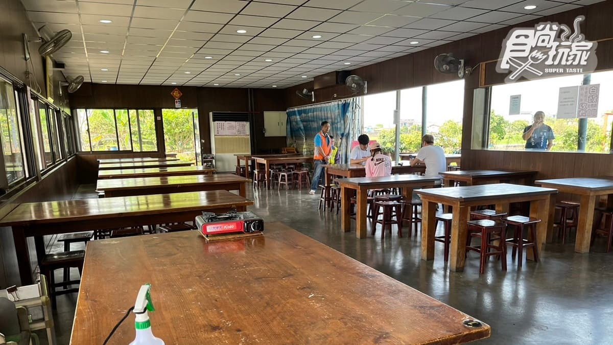 店內用餐環境還滿乾淨衛生的，和一般的熱炒店不太一樣。