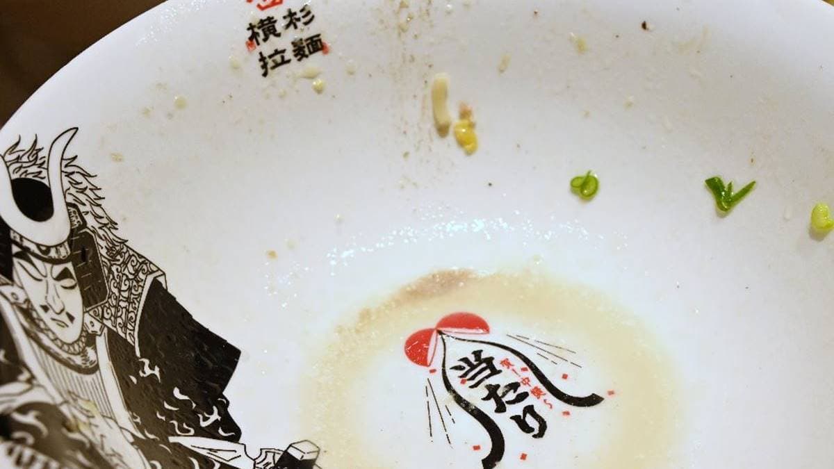 碗底只要看到中獎圖案就可以玩滾滾樂１次，可抽豚骨拉麵等餐點兌換券。（圖片來源：糖糖‘s享食生活）