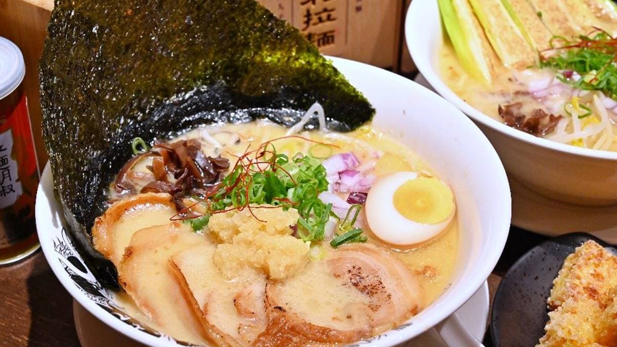 喜歡１次吃到多片叉燒的朋友，可以點這碗「豚骨叉燒大蒜拉麵」。（圖片來源：糖糖‘s享食生活）