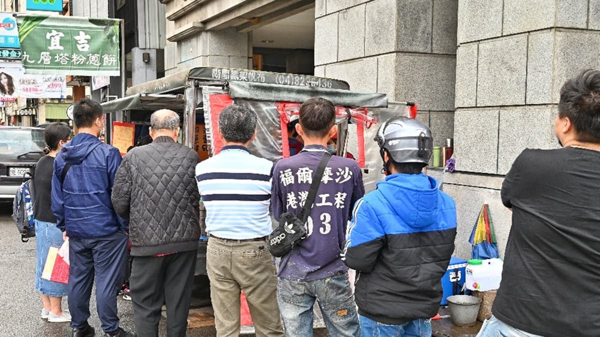「宜吉九層塔粉蔥餅」每天只營業４小時，天天大排長龍，晚來可是吃不到呢！（圖片來源：糖糖‘s享食生活）