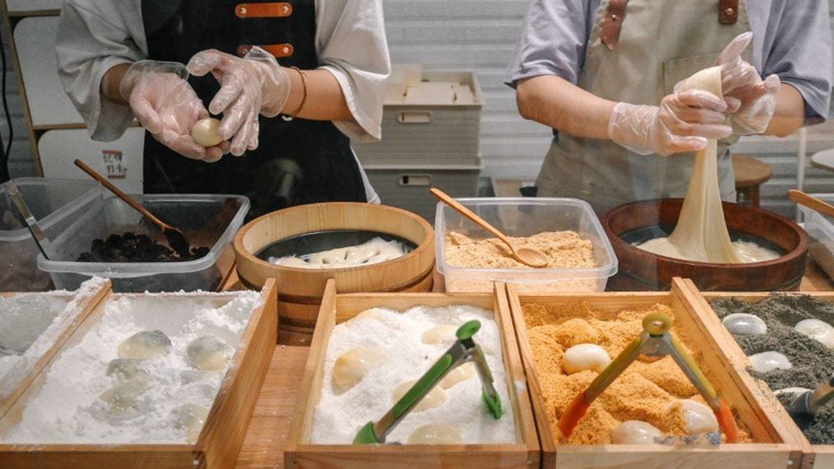 捏好的麻糬包入餡料後，外層還會裹上不同口味的粉。（圖片來源：女子的休假計劃）