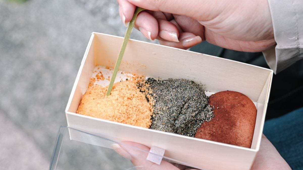 包餡麻糬有花生、芝麻、巧克力等６種口味可選擇。（圖片來源：女子的休假計劃）