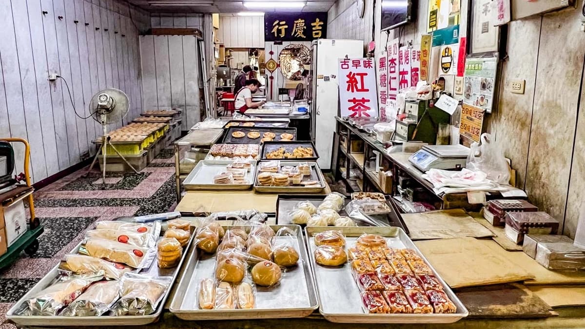 店裡還有販售一些糕餅之類的點心，可以說是老台南人的回憶。（圖片來源：大手牽小手。玩樂趣）