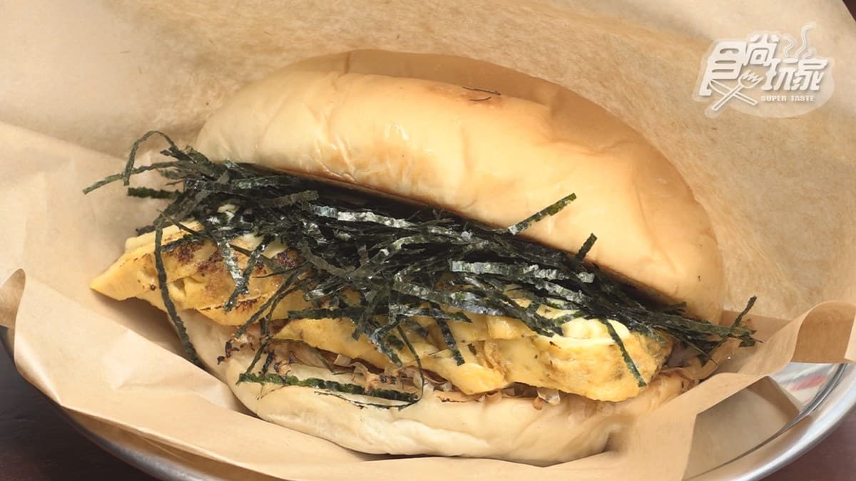 熱狗堡裡面其實是玉子燒，還有滿滿的海苔跟柴魚。