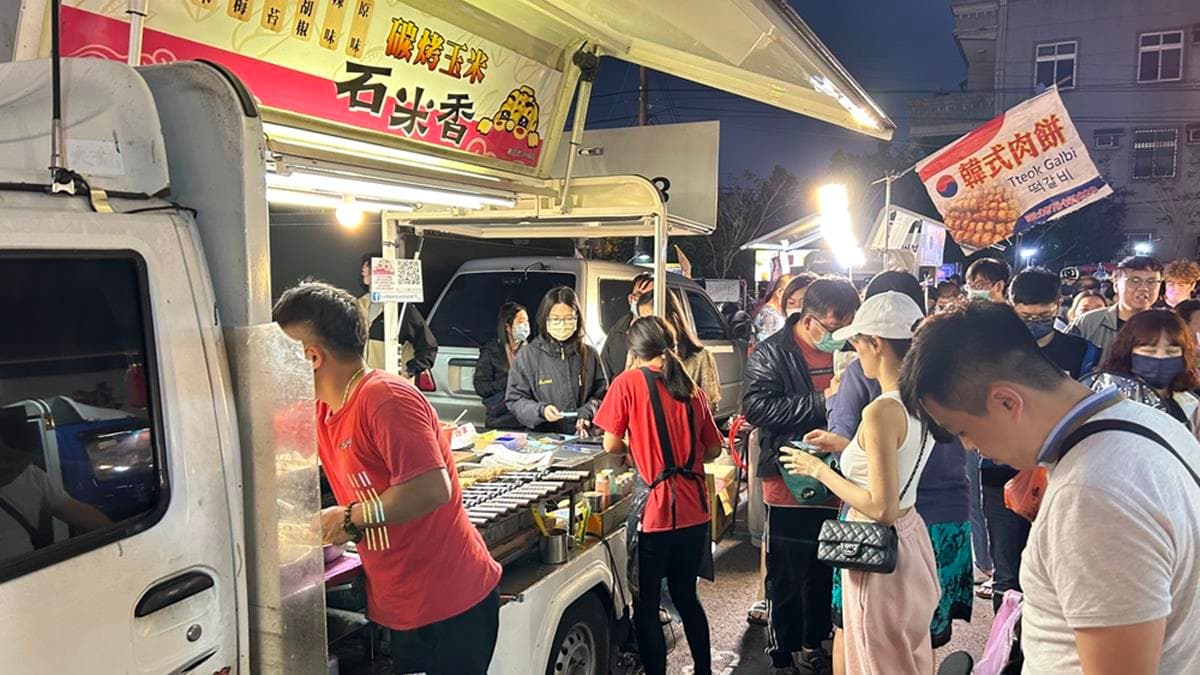 石米香碳烤玉米固定在週三芎林文山夜市服務。（圖片來源：NANA媽四處趴趴走美食日記）
