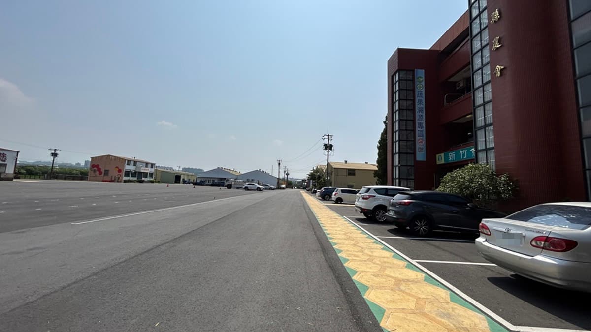 「芎林文山夜市」有提供停車位，不過車位數量有限。（圖片來源：NANA媽四處趴趴走美食日記）