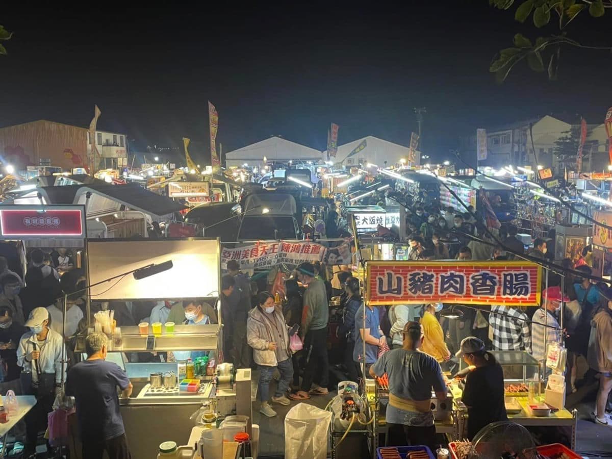 新竹最大「週三夜市」新開幕!近200個攤位逛到腿軟,打卡送限量30元折價券 新竹最大「週三夜市」新開幕!近200個攤位逛到腿軟,打卡送限量30元折價券