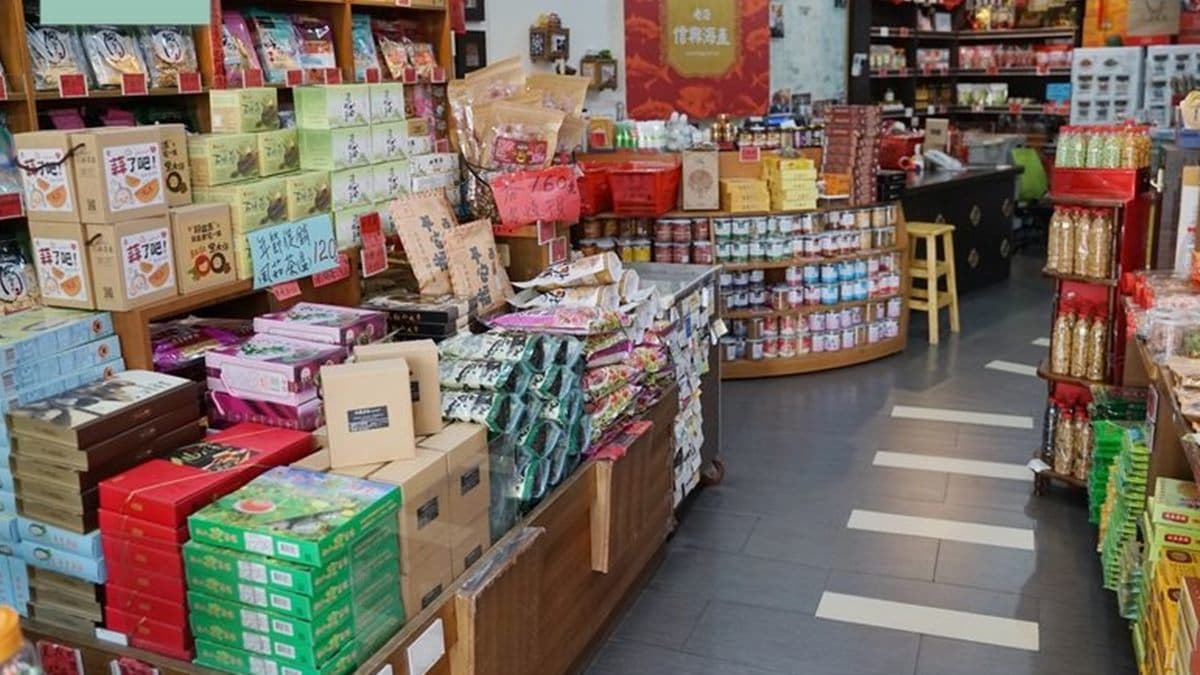 一進到「信興名產」裡就會看到滿滿的伴手禮和在地名產。（圖片來源：東蛙池塘）