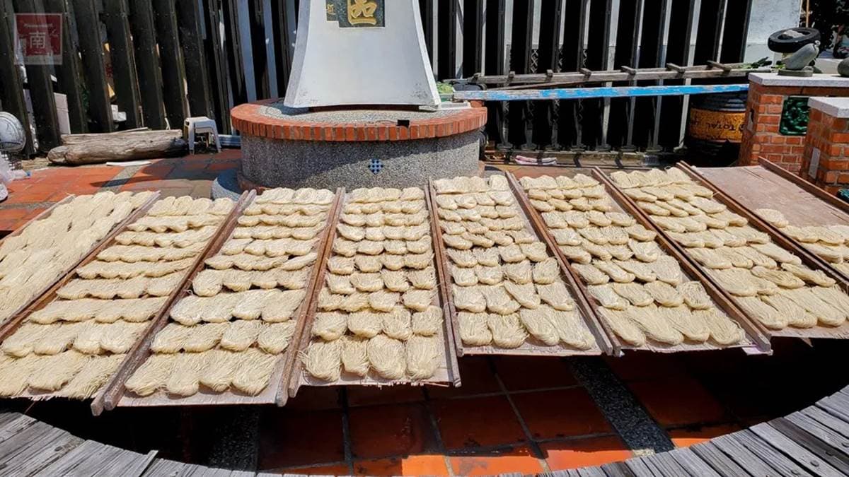 「連發手工麵線」在西衛社區牌樓後方。（圖片來源：南人幫-Life in Tainan）