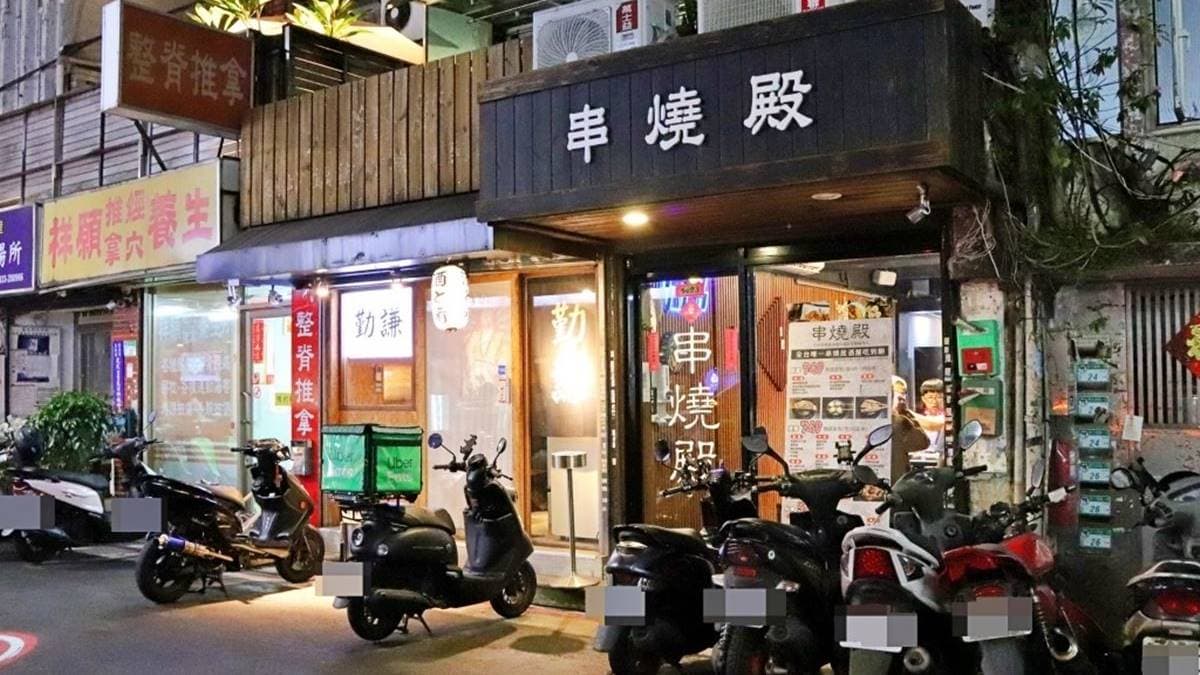 「串燒殿」位在台北東區巷弄內，是下班放鬆小酌、聚餐的推薦好去處。（圖片來源：麥的小窩）