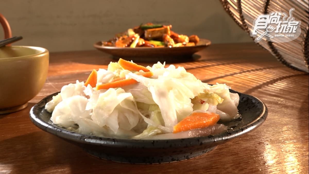 「老金龍泡菜」也是店裡的招牌菜，口味偏甜。
