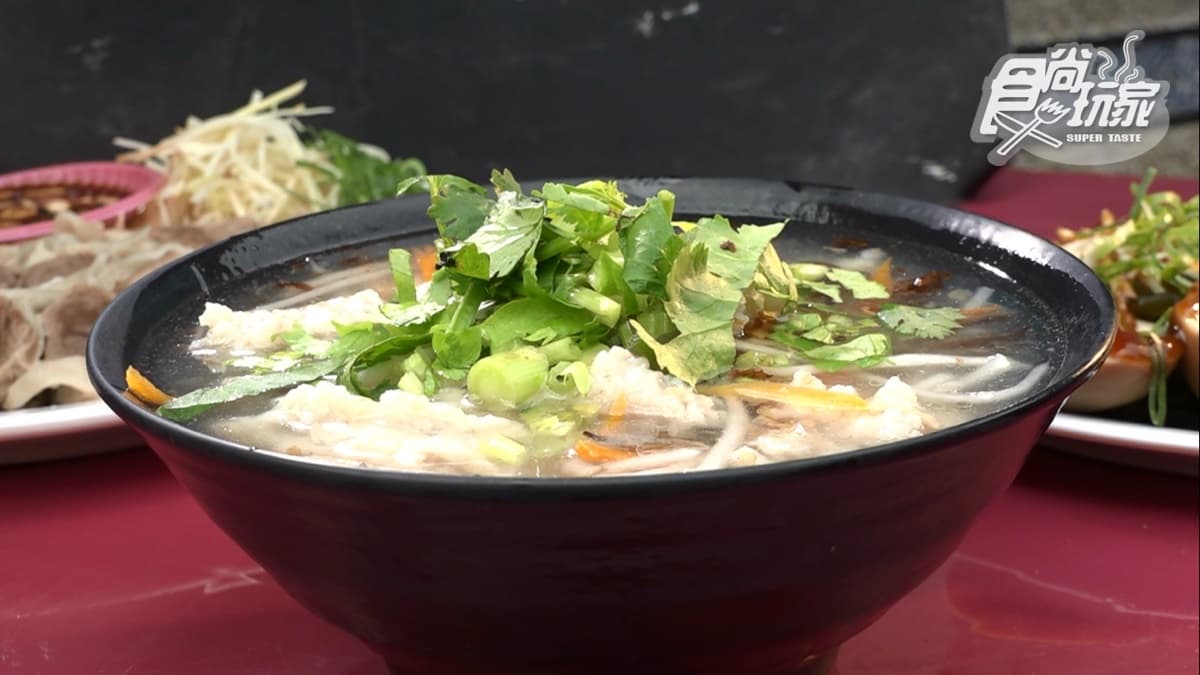 肉羹麵又俗稱「勾勾麵」，稠稠的有點勾芡，味道非常香。