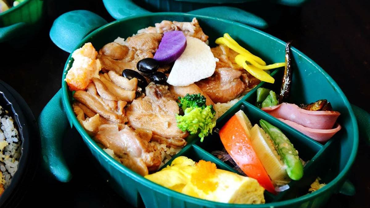 「日式雞腿叉燒」鋪了滿滿日式叉燒口味的滷雞腿肉塊。（圖片來源：翰寶寶與小珊珊的旅遊美食生活手札）