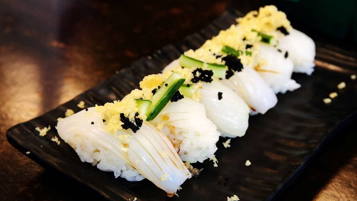 「花枝握壽司」肉質柔軟Q彈，味道鮮美甘甜。（圖片來源：翰寶寶與小珊珊的旅遊美食生活手札）