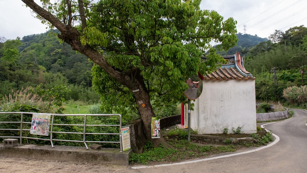 「小粗坑古道」的入口處在一間土地公廟旁。（圖片來源：時空幻境 凌雲江海清）