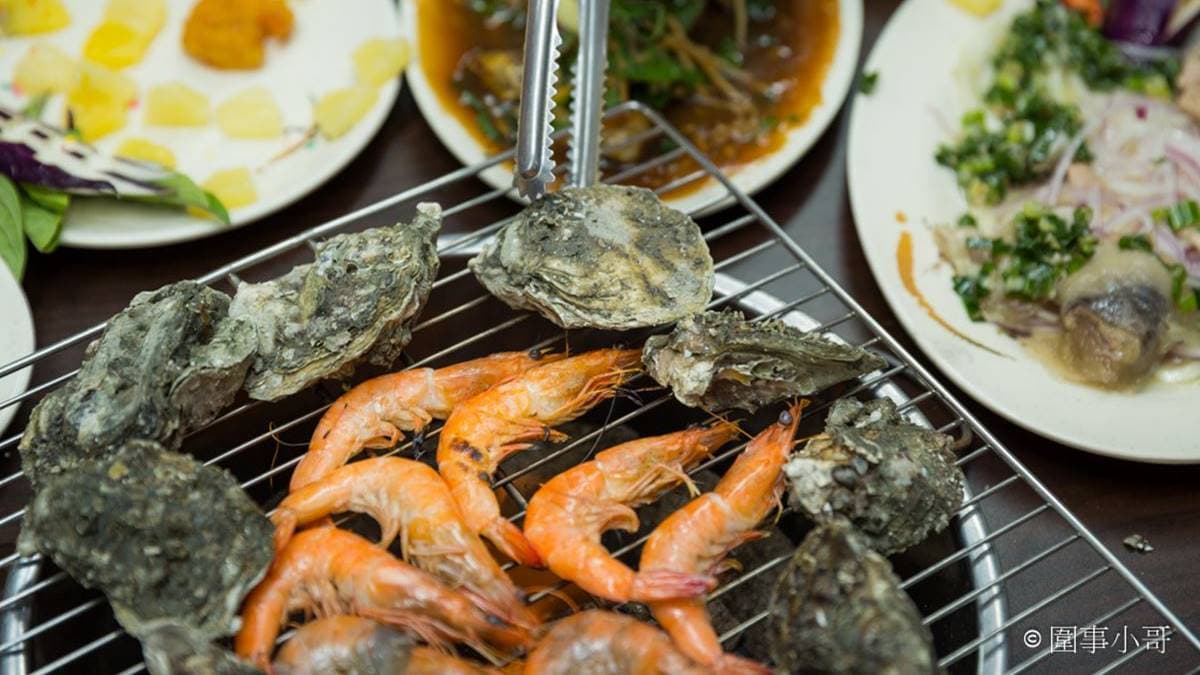 烤蚵大顆鮮甜，白蝦肉質緊實甜美。（圖片來源：圍事小哥的幸福相框）