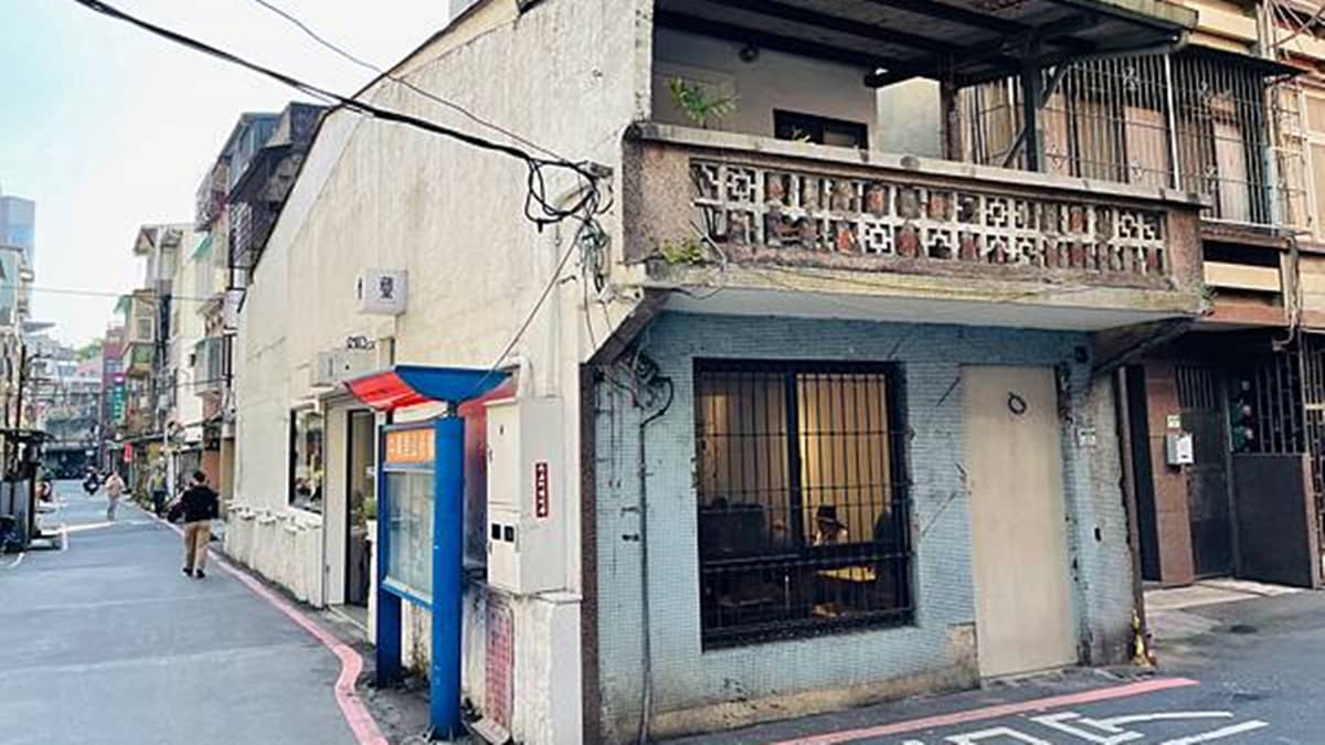 店家就隱藏在巷弄內，店外觀走白色工業風。（圖片來源：來一杯奶茶吃喝玩樂生活分享）